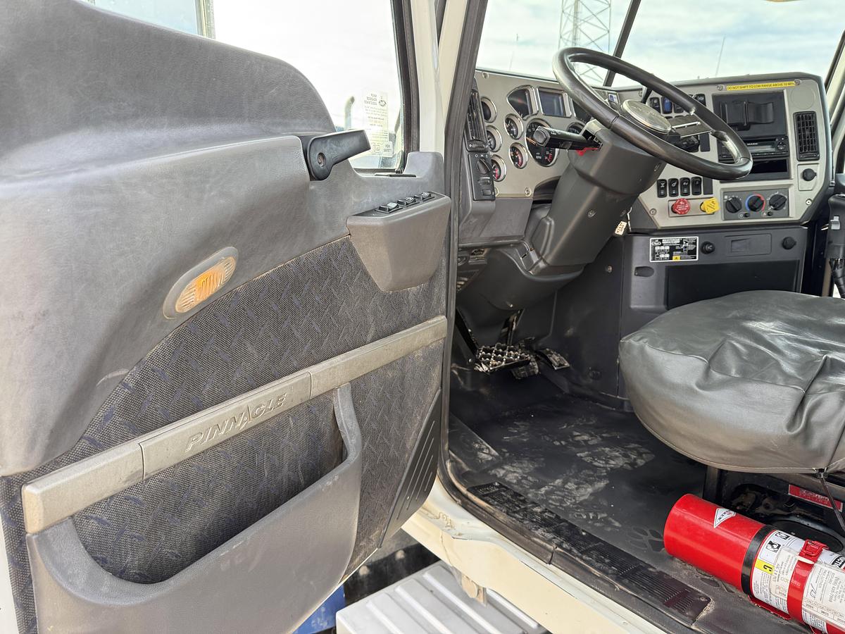 Used 2014 MACK PINNACLE CHU613 T/A 80K HYD. SLICK BACK WINCH TRUCK