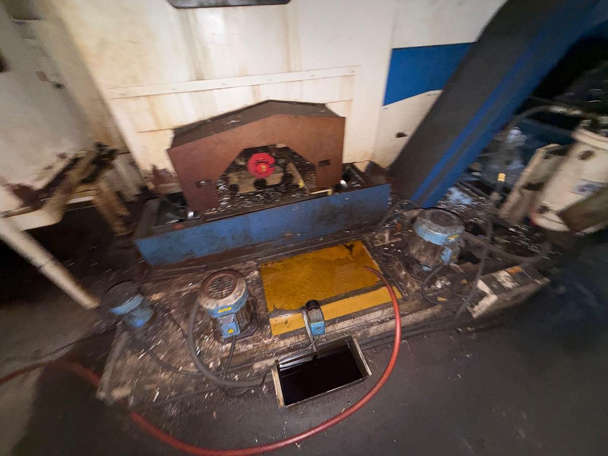 Used DIAMOND SERIES DHM-800 CNC MACHINING CENTER