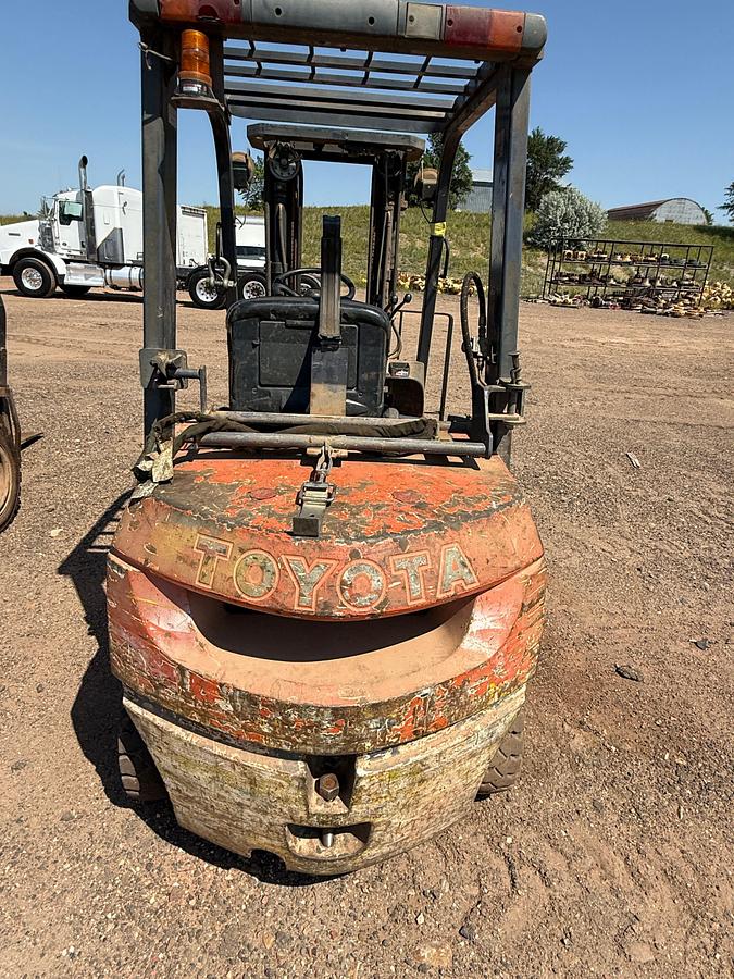 Used TOYOTA 7FGU25 G/LP 4,550 LBS FORKLIFT (inoperable)