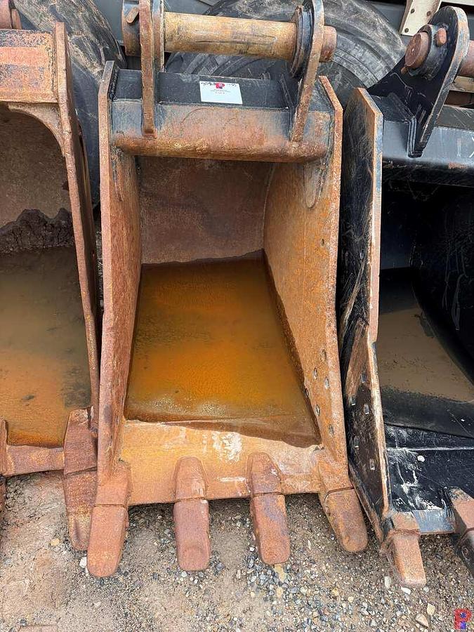 Used 30” HD 4-TOOTH EXCAVATOR BUCKET