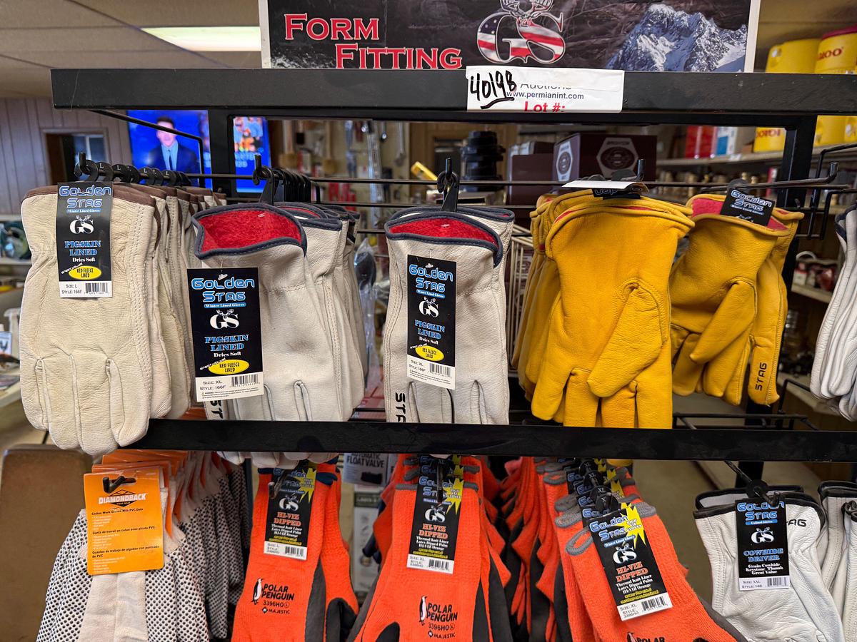 Used END CAP SECTION OF (80+) PAIRS GOLDEN STAG VARIOUS TYPES OF WORK GLOVES
