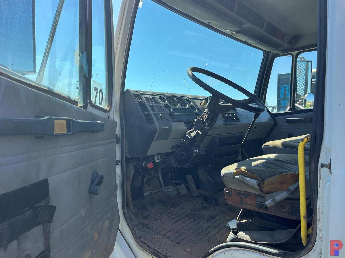 Used 1998 FREIGHTLINER FL70 S/A 26’ X 102” FLATBED TRUCK