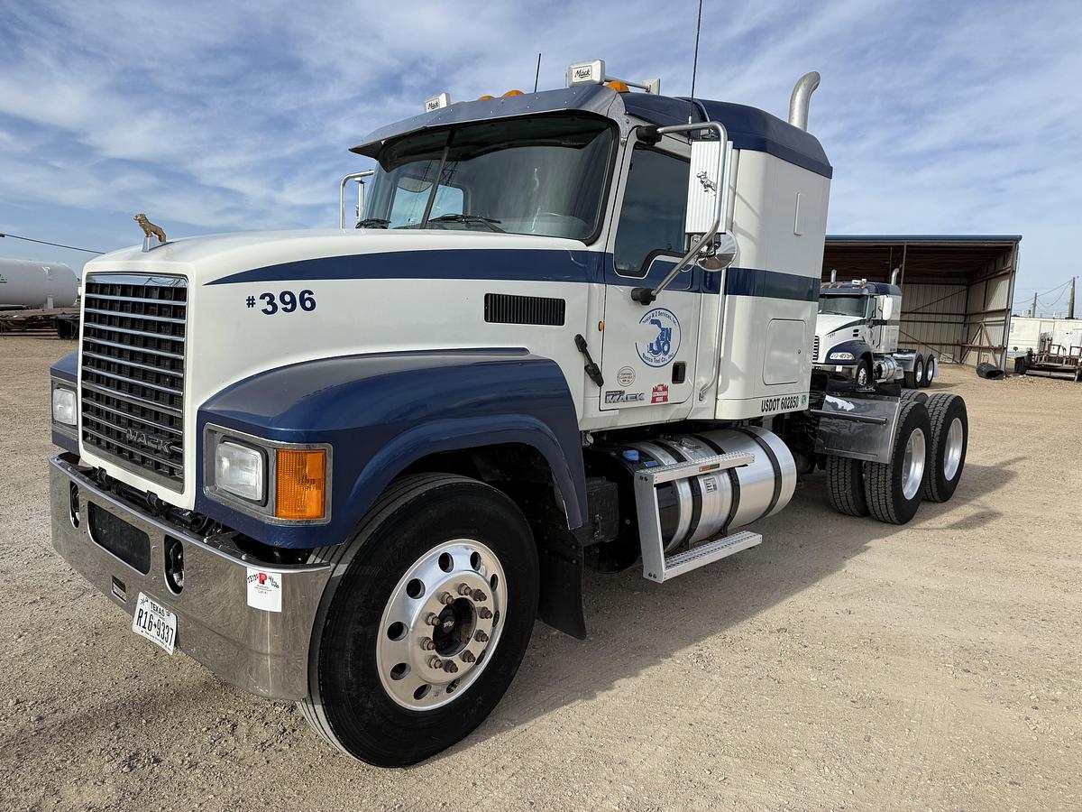 Used 2015 MACK PINNACLE CHU613 T/A 48” SLEEPER TRUCK