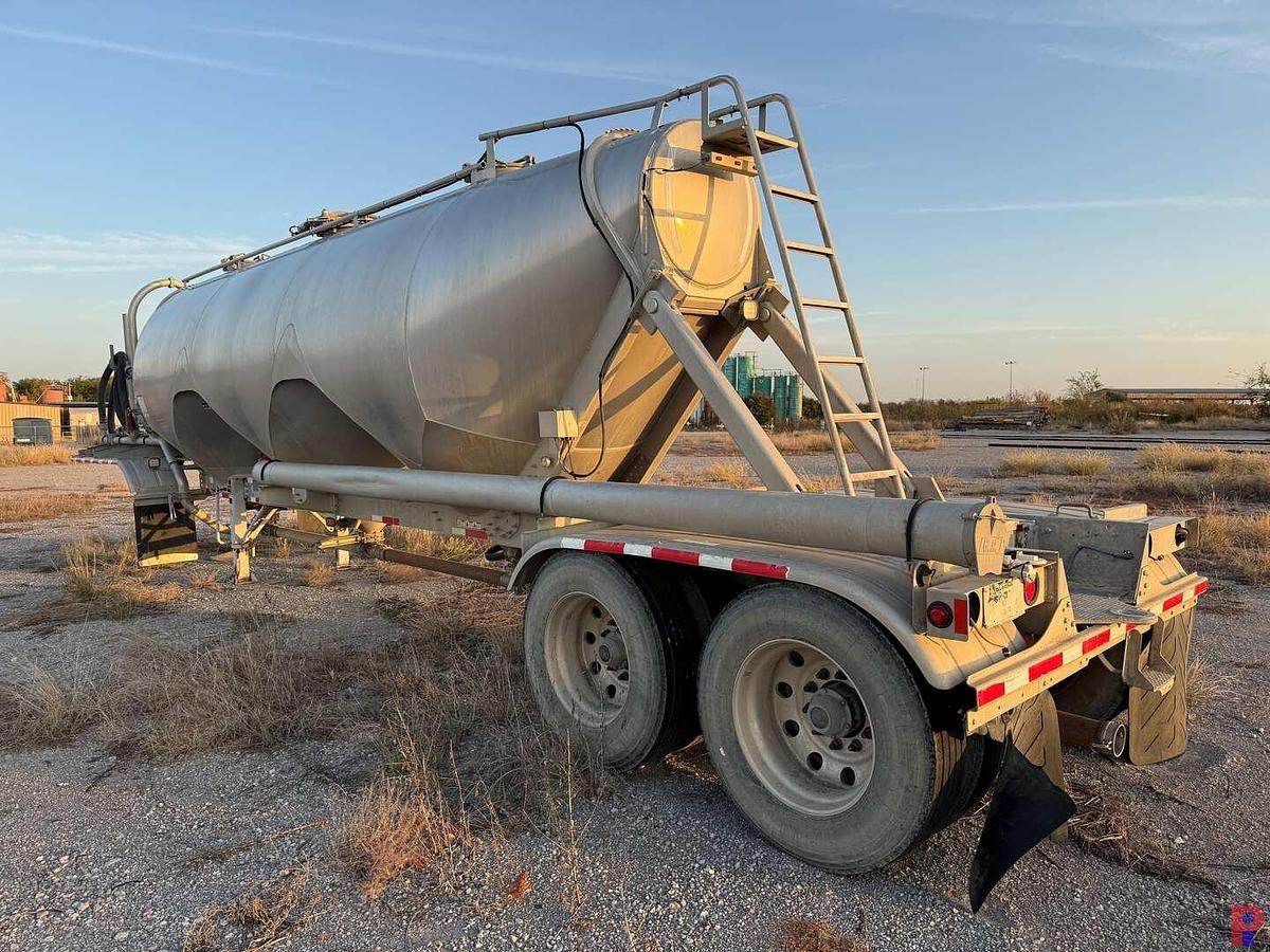 Used 2017 HEIL TRAILER  1040 CU. FT. T/A PNEUMATIC DRY BULK TRAILER