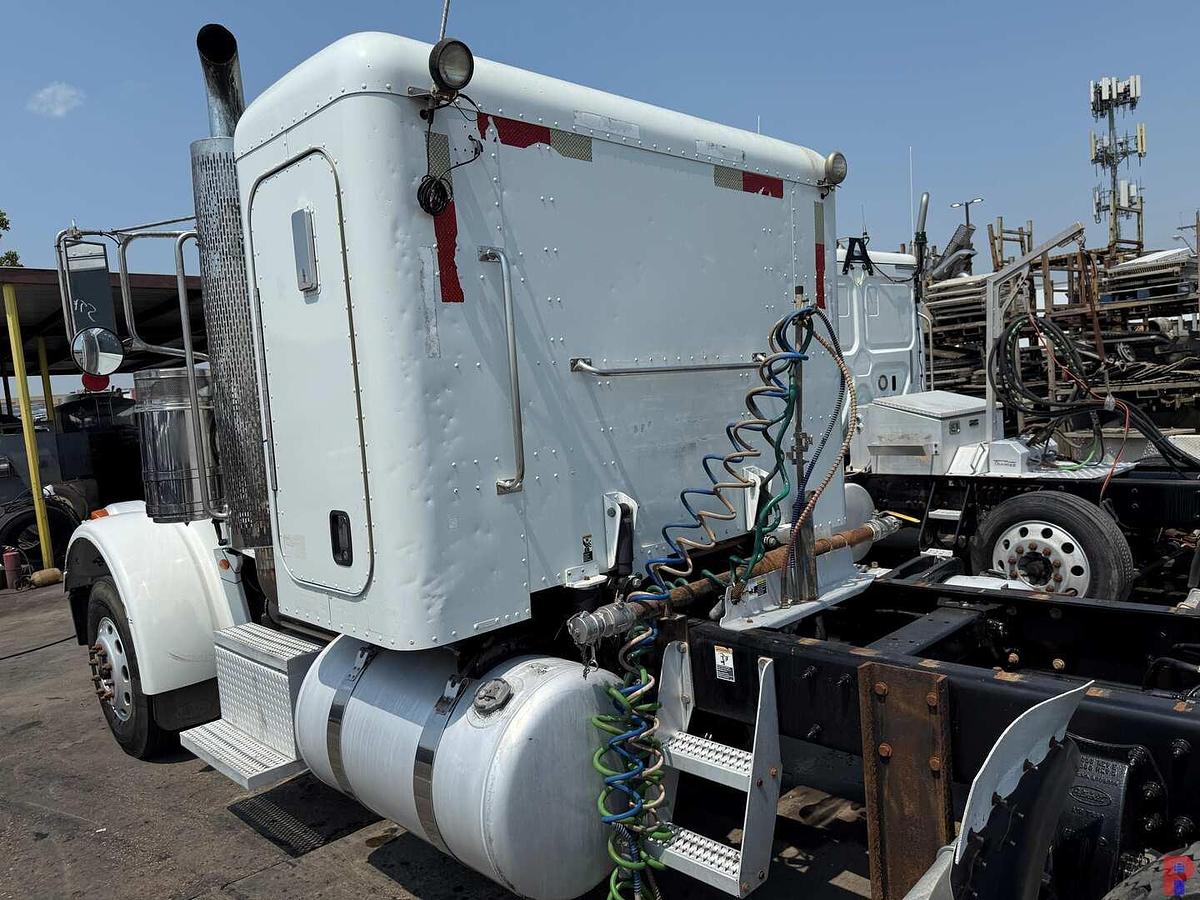 Used 2013 PETERBILT 367 T/A SLEEPR TRUCK