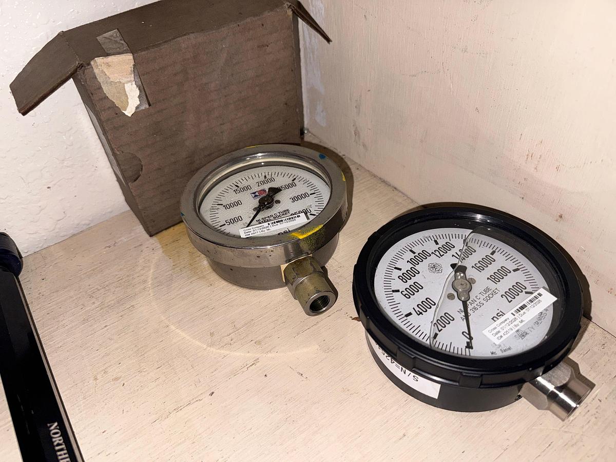 Used LOT W/ CONTENTS OF GAUGE ROOM INCLUDING (50+) (UNUSED) IN-ACT & NON API UP TO 11” THREAD GAUGE & METAL LOCKERS