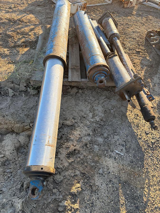 Used PALLET W/ (2) PARKER 3773033043 RAISING RAM HYD CYLINDERS & (2) TONG LIFT CYLINDERS