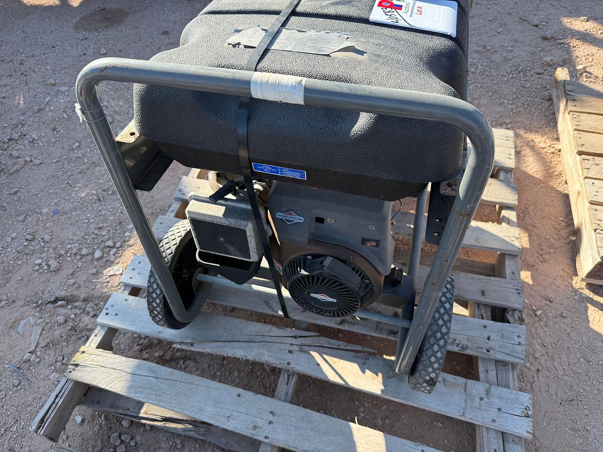 Used STORM RESPONDER MODEL 030430 / 5500 AC WATTS / 120/240-VOLTS P/B BRIGGS&STRATTON GAS ENGINE PORTABLE GENERATOR