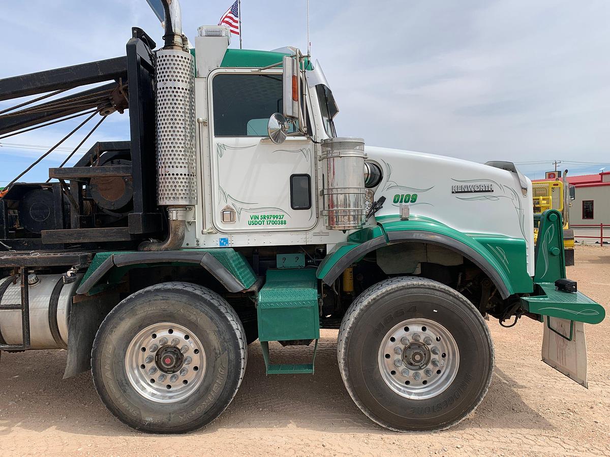 Used 2005 Kenworth T800B Twin Steer Bed/ Gin Pole Truck