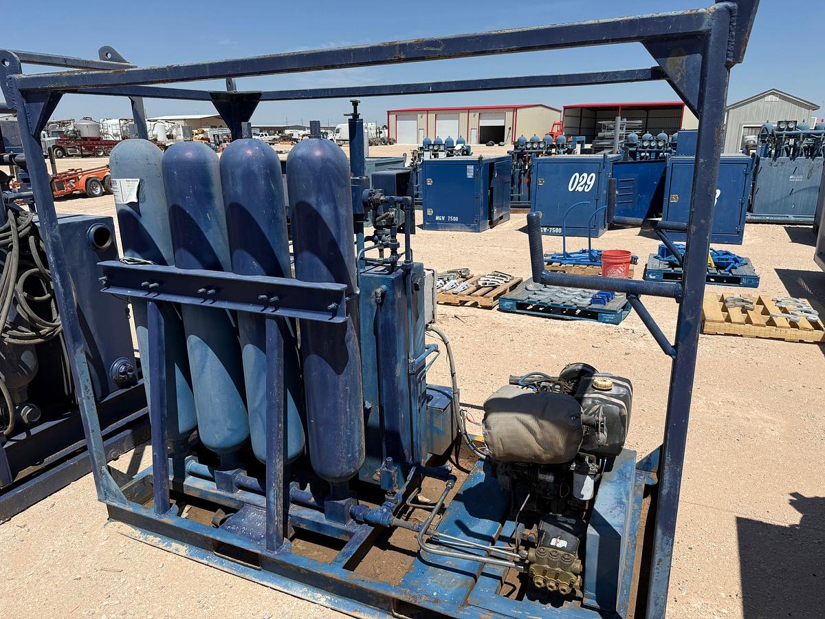 Used MEYERS 4-STATION 4-BOTTLE ACCUMULATOR CLOSING UNIT, SKIDDED