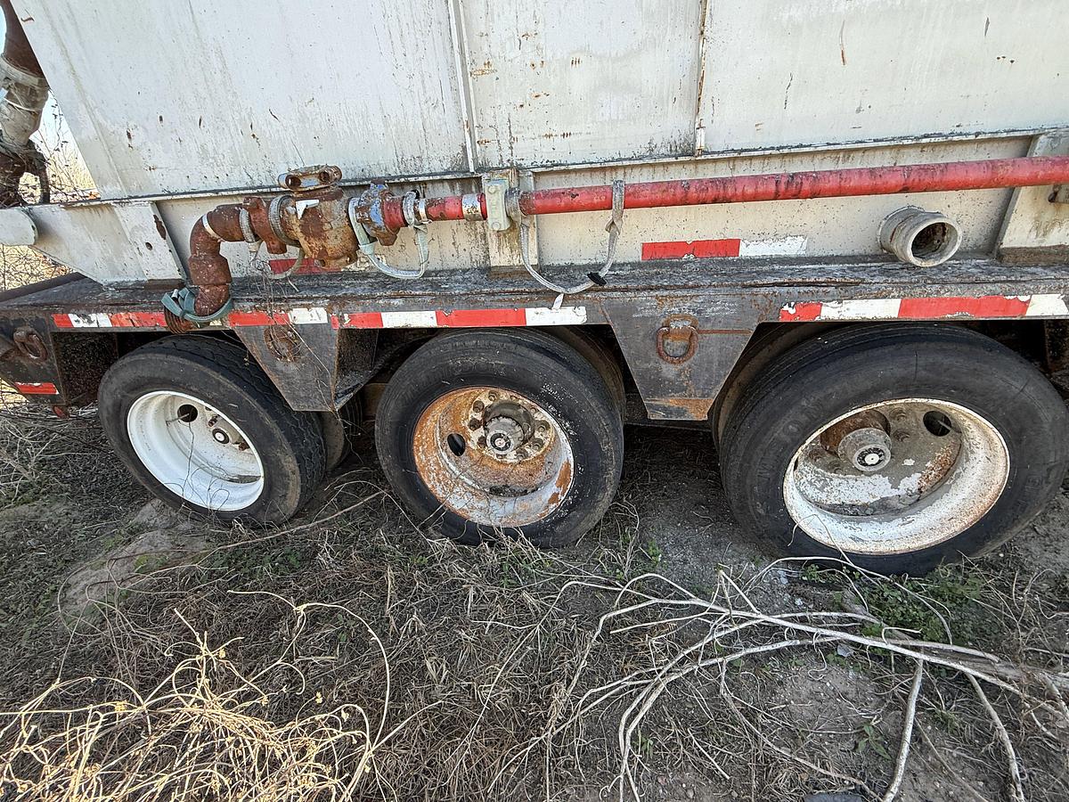 Used OILWELL SA634-5 10K WP TRIPLEX CEMENT PUMP UNIT W/ MIXING TANKS SKIDDED MTD ON 2007 LUFKIN TRI AXLE NARROW NECK LOWBOY