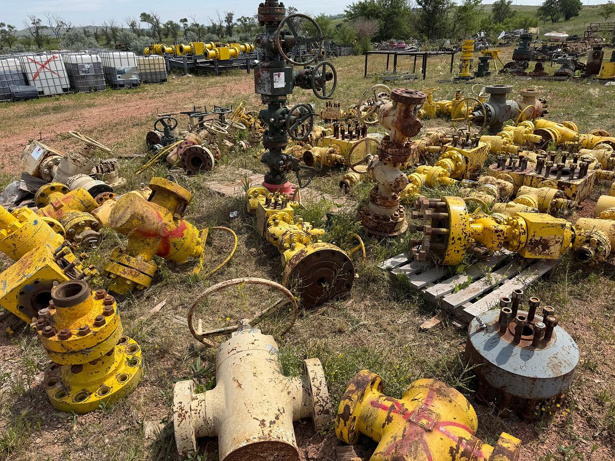 Used LOT W/ (50+) 2-1/16 THRU 4-1/16” 5M MANUAL GATE VALVES & (20+) FLUID CROSSES, TEES