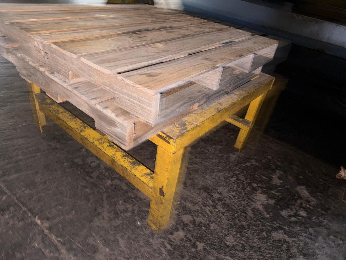 Used (2) 4’x3’x2’ METAL OPEN TOP WORK TABLES & (4) WOOD PALLETS