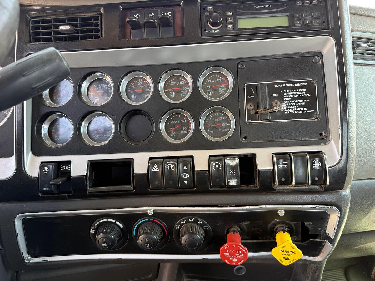 Used 2009 KENWORTH T800 TRI-AXLE HEAVY HAUL DAYCAB TRUCK