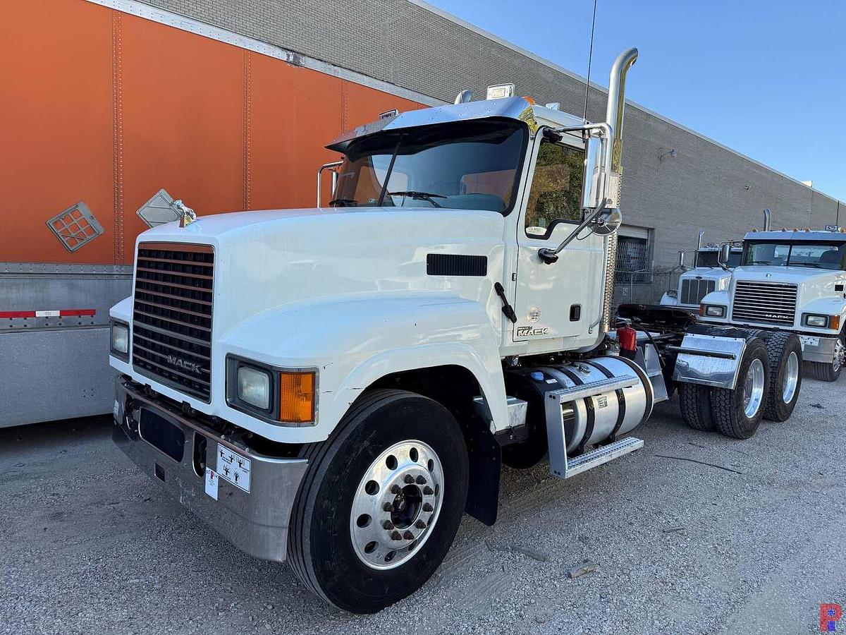Used 2015 MACK CHU613 PINNACLE T/A DAY CAB TRUCK TRACTOR