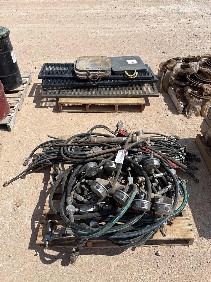 Used (2 pallets) w/ assorted hydraulic hoses. (5) outrigger pads, hydraulic hand pump, etc.