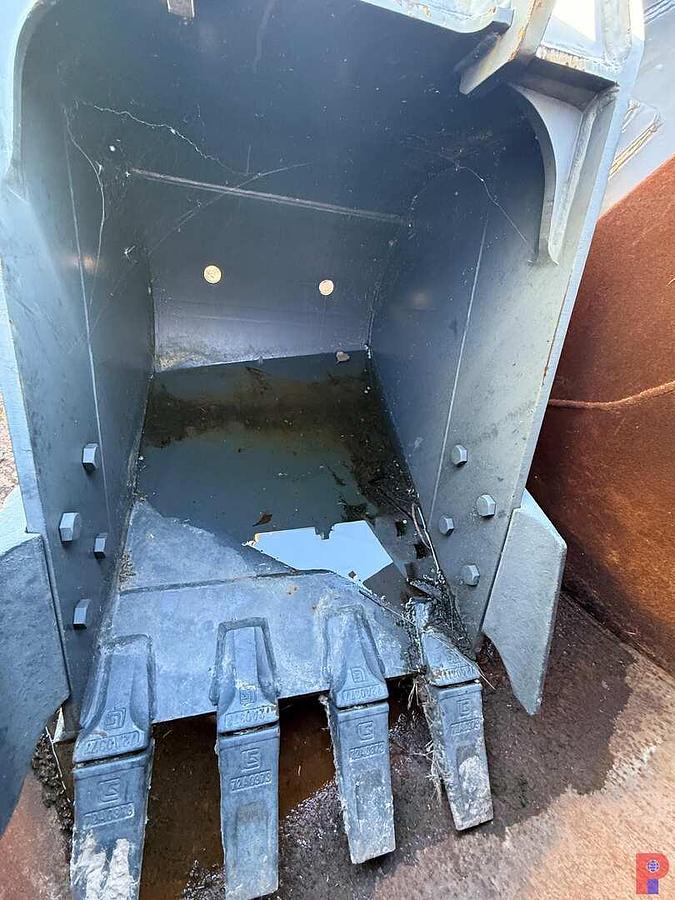 Used LUIGONG 28” 4-TOOTH EXCAVATOR BUCKET