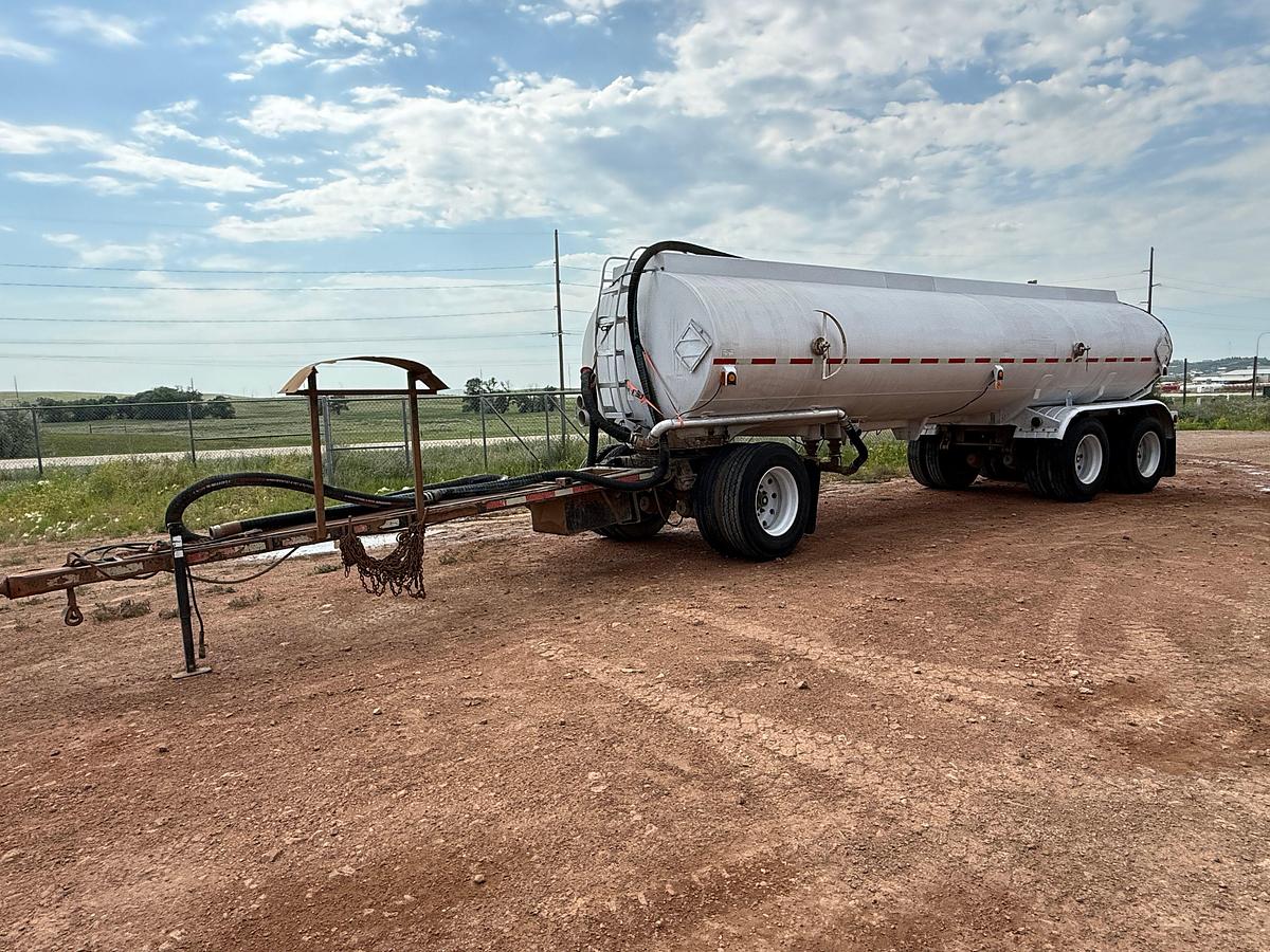 Used 1982 CLOU 5,800 GALLON ALUMINUM 3-AXLE PUP TRAILER