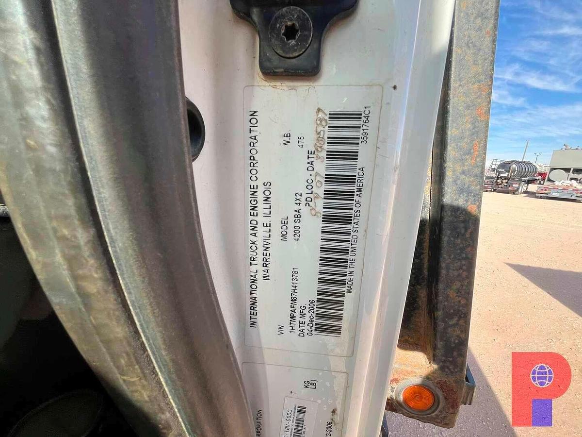 Used 2007 INTERNATIONAL  DURASTAR 4200 S/A DAYCAB FLATBED TRUCK (INOPERABLE)