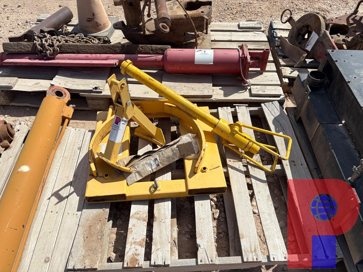 Used (1) BARREL LIFT CLAW & DRUM GRIPPER ATTACHMENT FOR FORKLIFT
