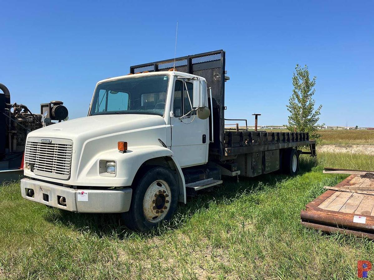 Used 1998 FREIGHTLINER FL70 S/A 26’ X 102” FLATBED TRUCK