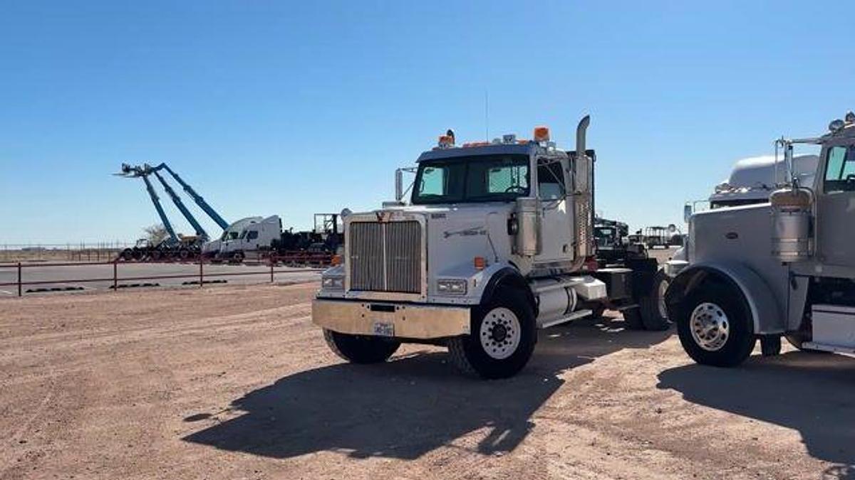 Used 2007 WESTERN STAR 4900 SF T/A DAYCAB WINCH TRUCK