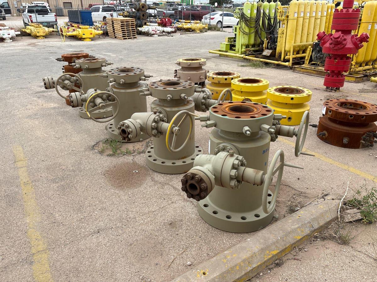 Used (5x$) (5) 7-1/16” x 13-5/8” tubing heads w/ 1-13/16” 10k gate valves