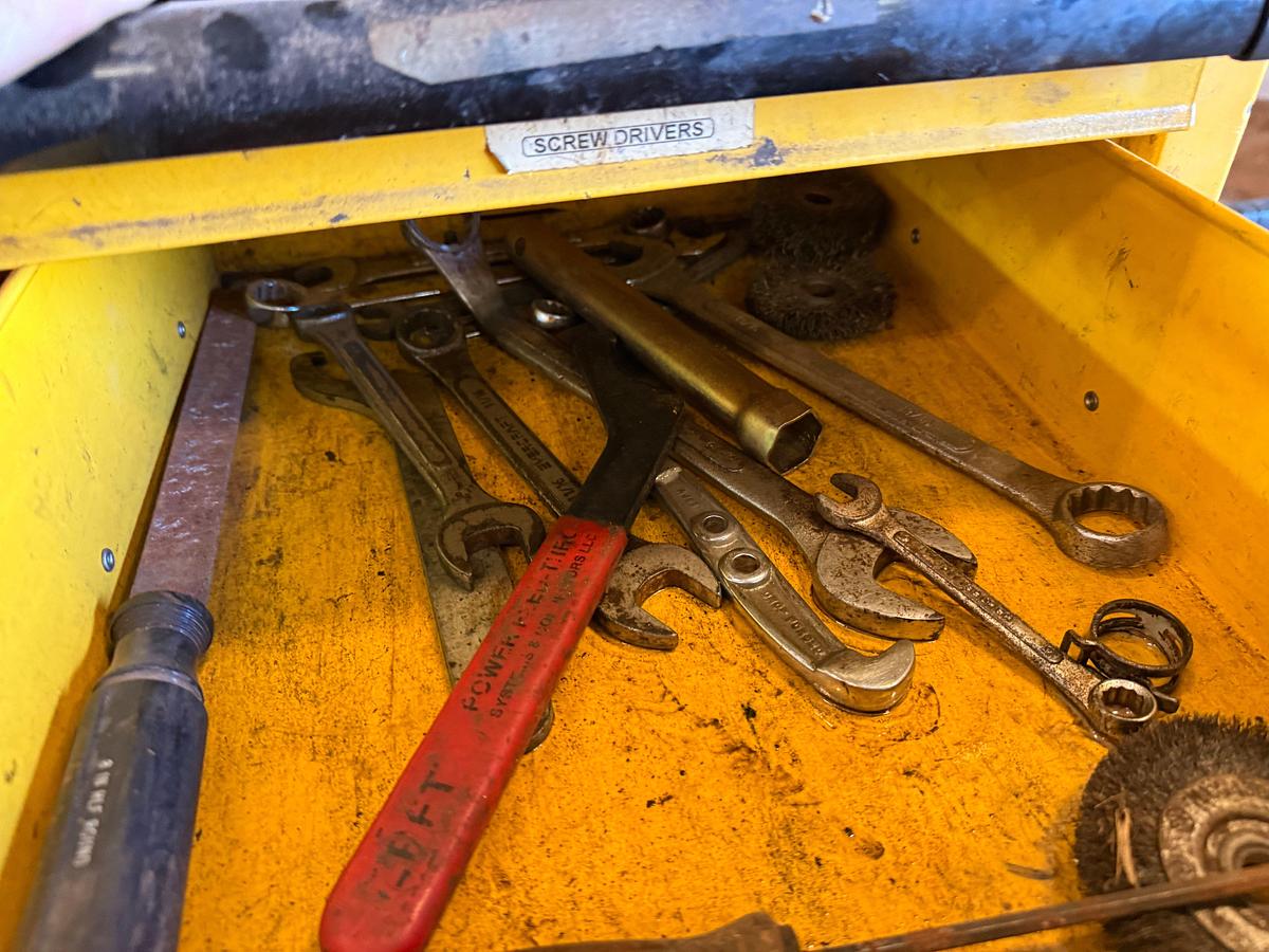 Used LOT OF (7) 2-TON TO 20-TON FLOOR JACKS, (1) 1-1/2 TON CHAIN HOIST, (2) DAYTONA WHEEL DOLLEYS, (6) 10-TON TO 22-TON JACK STANDS