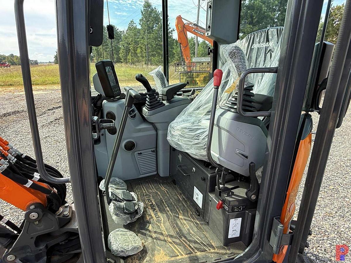 Used (NEW) DEVELON DX27Z-7 COMPACT MINI EXCAVATOR