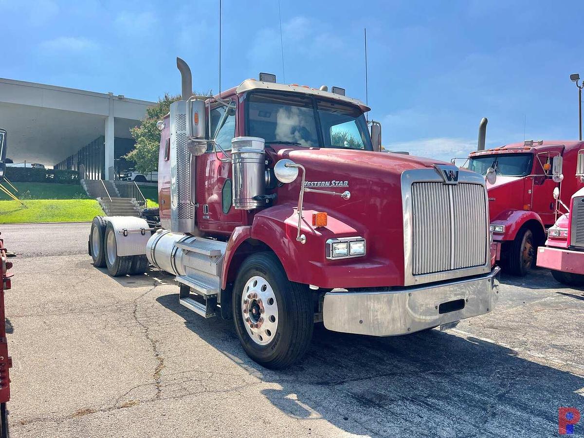 Used 2015 WESTERN STAR 4900 SB T/A 24” SLEEPER TRUCK