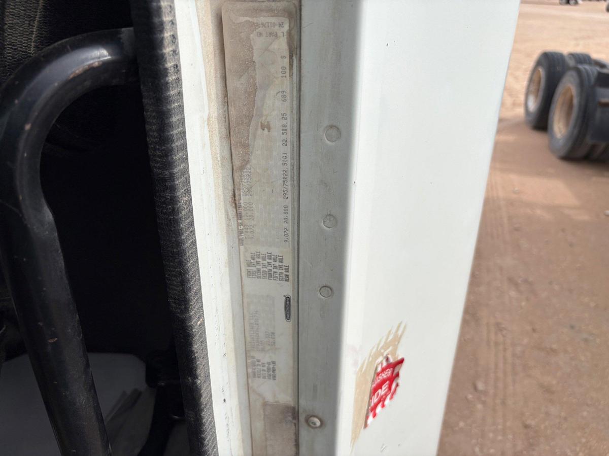 Used 2006 FREIGHTLINER COLUMBIA 120 T/A SLEEPER HAUL TRUCK