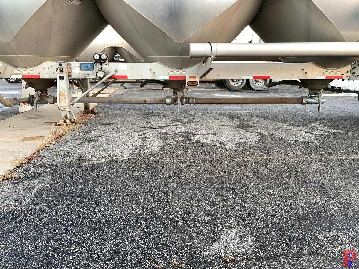 Used 2017 HEIL 1040 CU. FT T/A DRY BULK    PNEUMATIC TRAILER