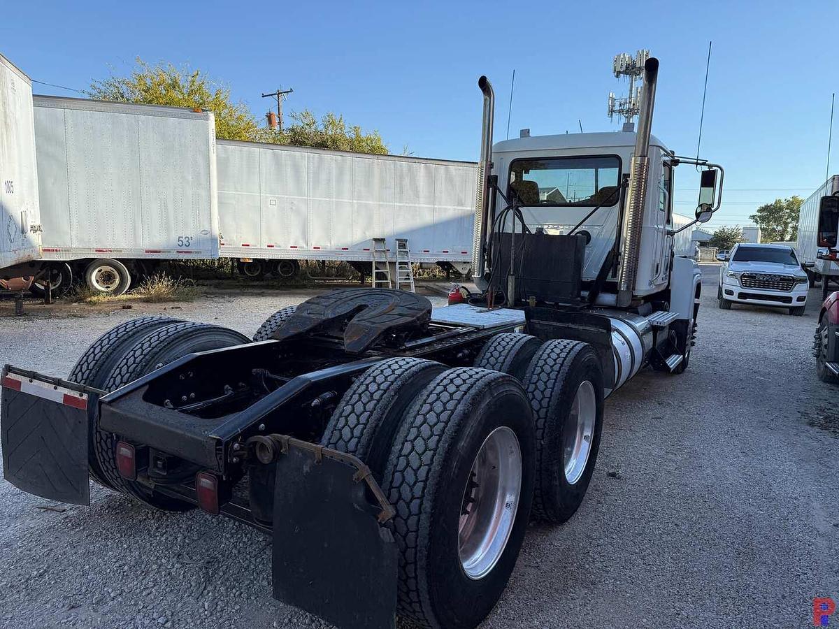 Used 2015 MACK CHU613 PINNACLE T/A DAY CAB TRUCK TRACTOR