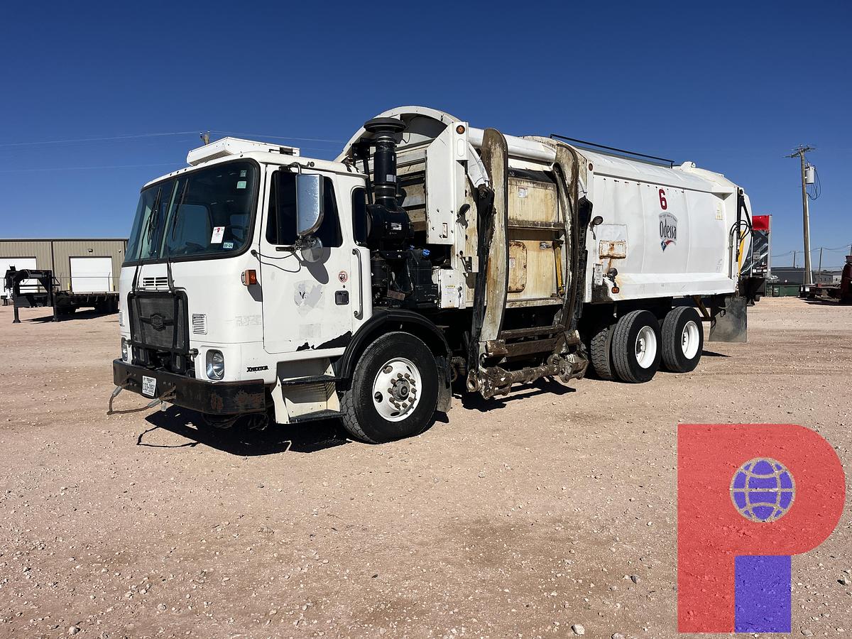 Used 2014 AUTOCAR XPEDITOR T/A 29YD CAB OVER TRASH TRUCK