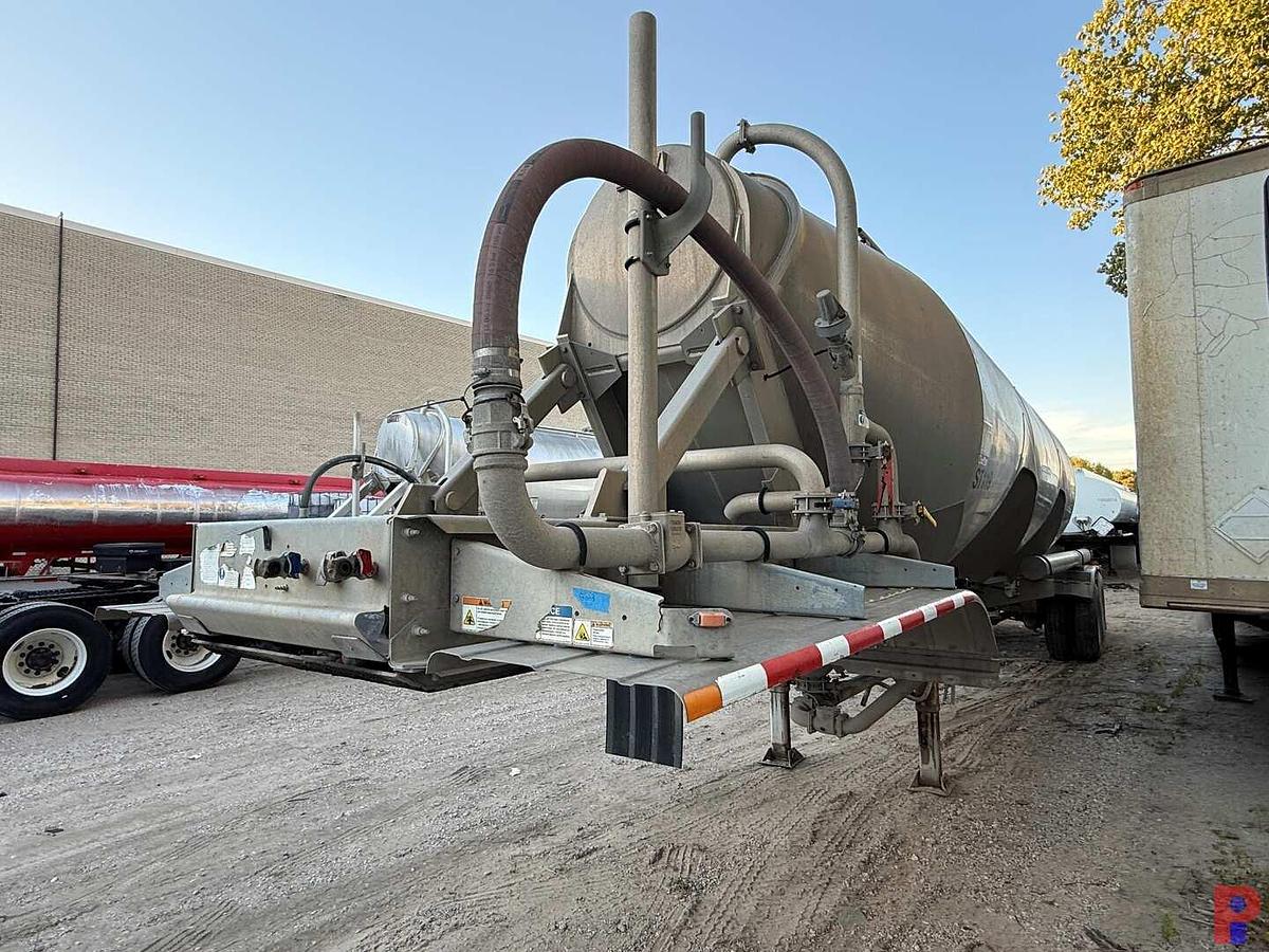 Used 2017 HEIL 1040 CF T/A PNEUMATIC BULK TRAILER