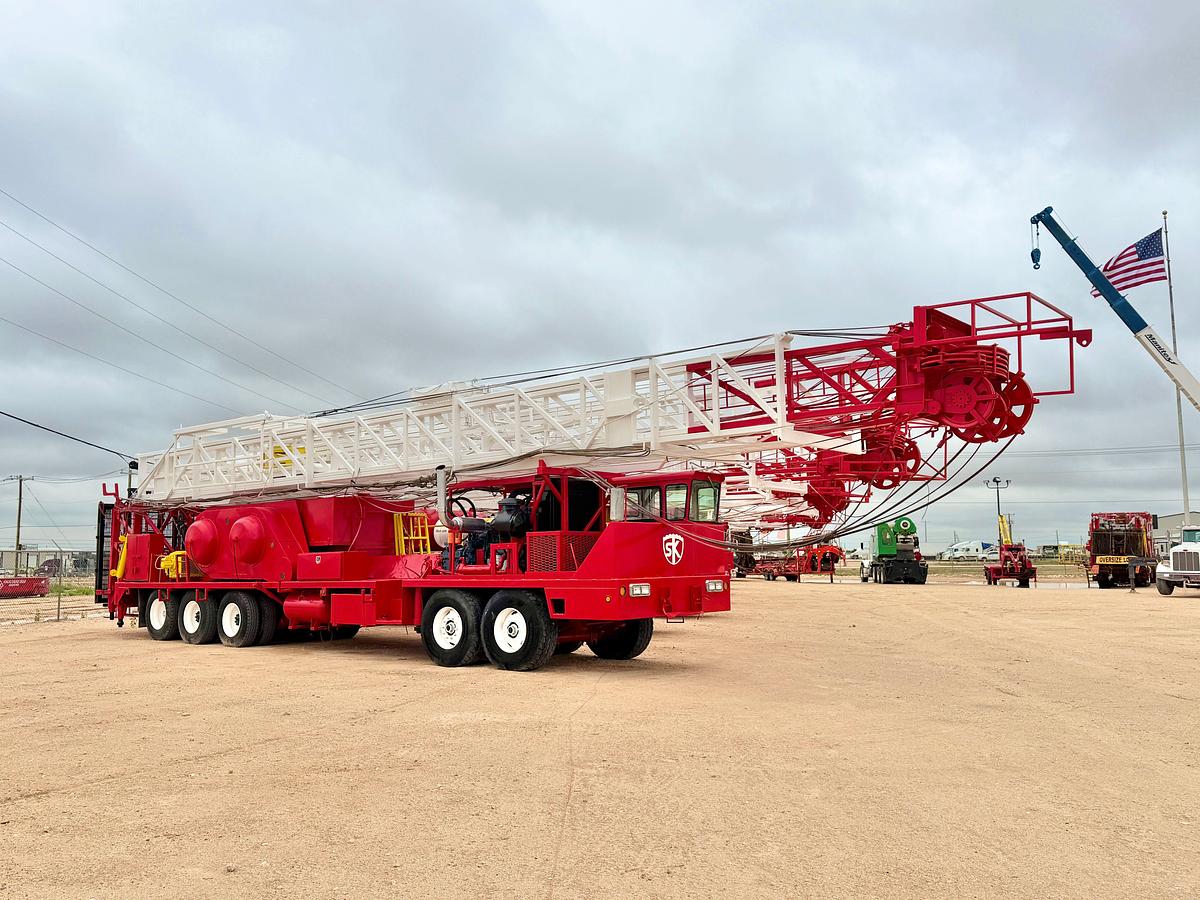 Used 2007 SERVICE KING 575 5-AXLE WELL SERVICE RIG (104'x250k Mast W/ 2023 CAT IV)