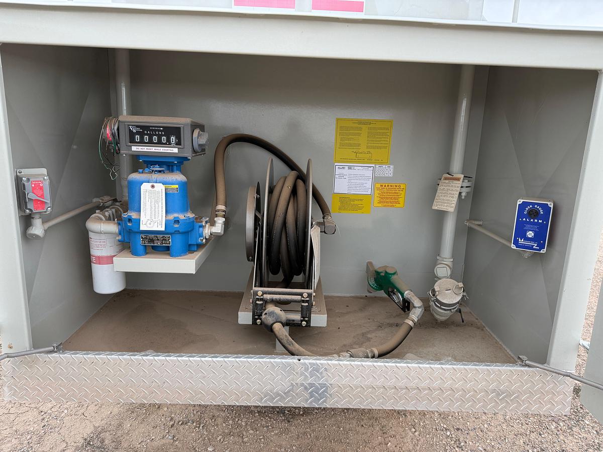 Used (UNUSED) 5,000 GALLON ABOVE GROUND FUEL TANK W/ HOSE, NOZZLE, PUMP, METER, & OVERFILL PROTECTION