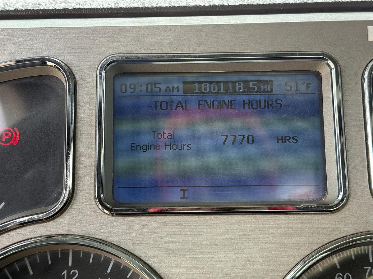 Used 2014 MACK PINNACLE CHU613 T/A 80K HYD. SLICK BACK WINCH TRUCK