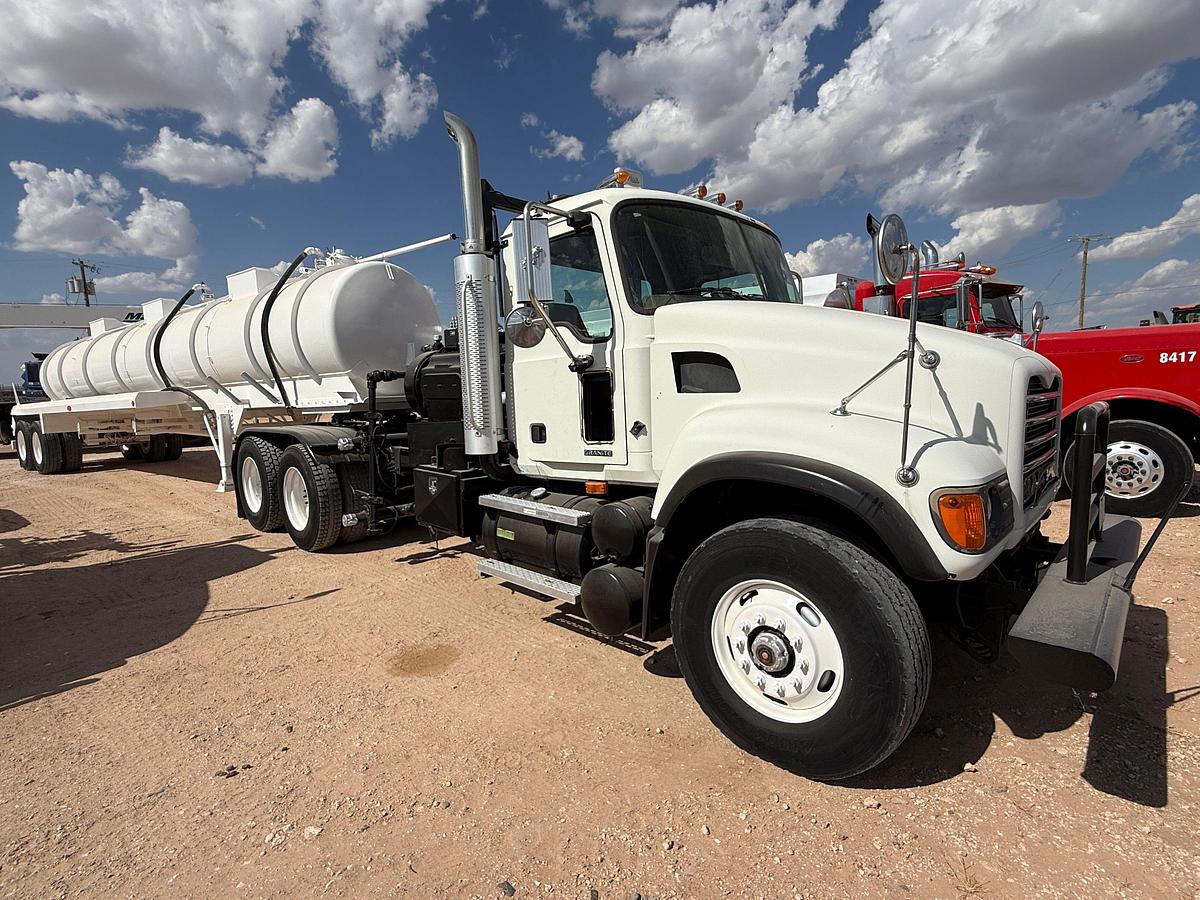 Used 2006 MACK CV713 T/A DAYCAB KILL TRUCK & 130BBL KILL TRAILER