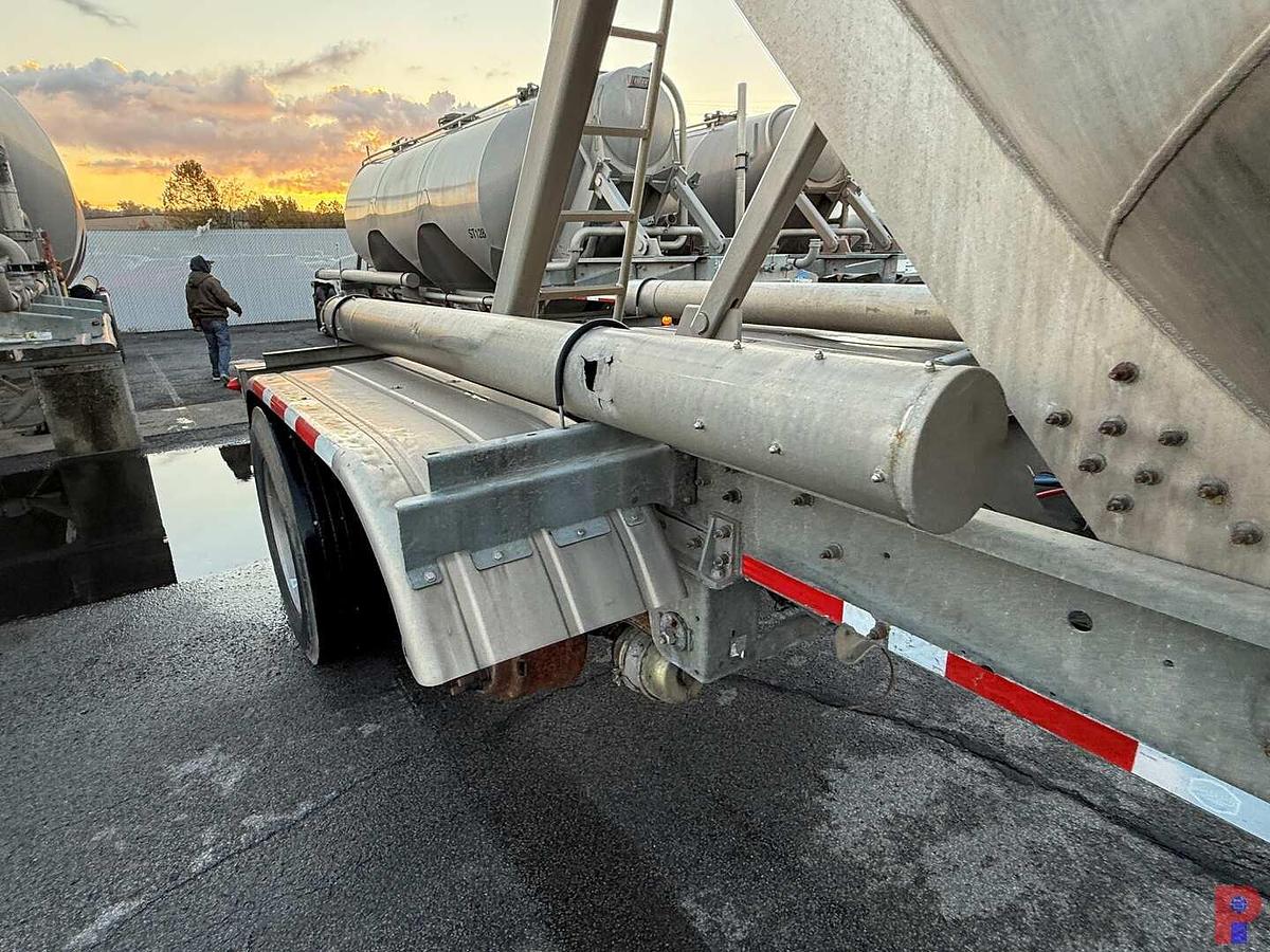 Used 2017 HEIL 1040 CU. FT T/A DRY BULK PNEUMATIC TRAILER