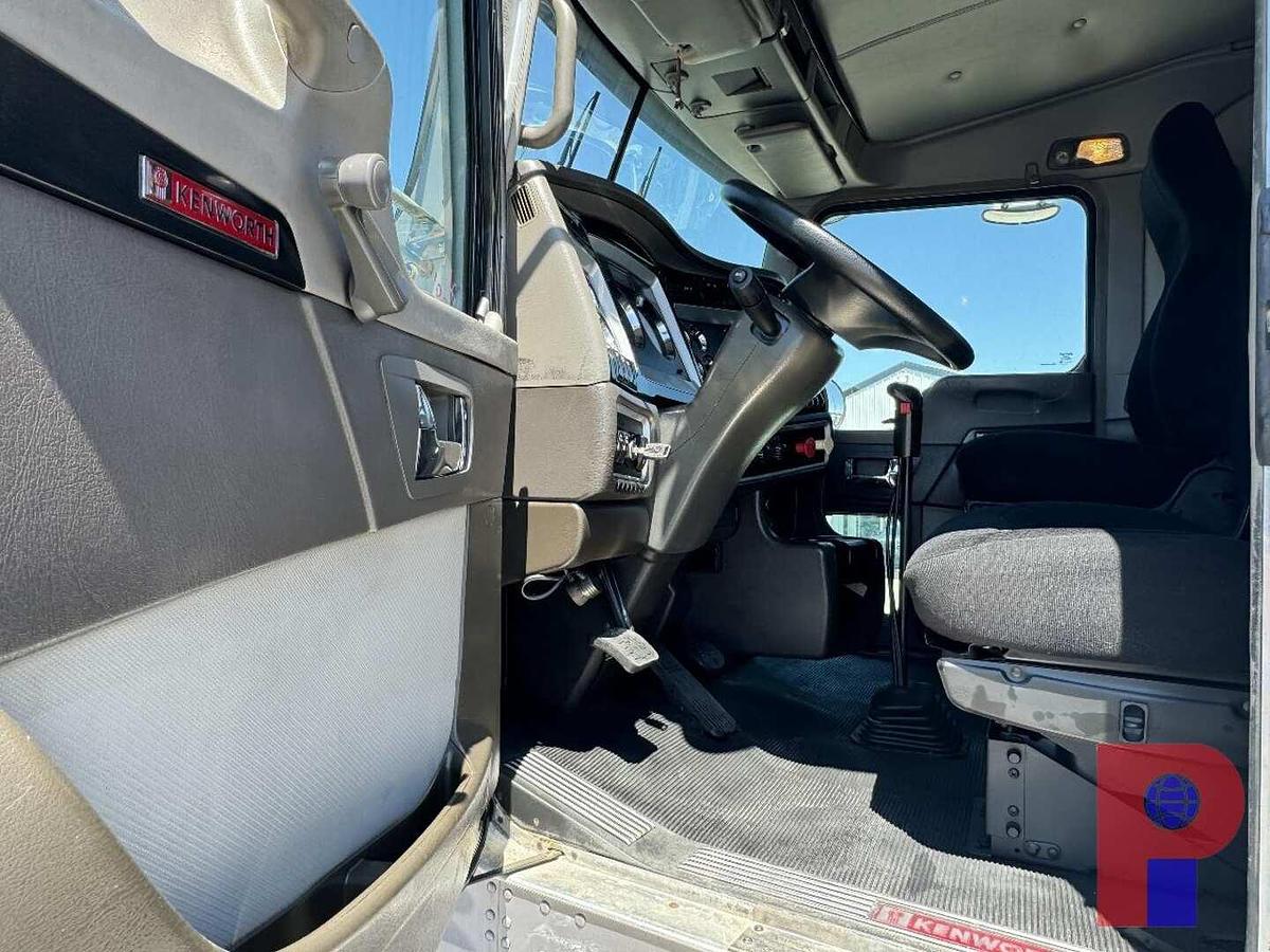 Used 2013 KENWORTH T800 T/A DAYCAB TRUCK TRACTOR