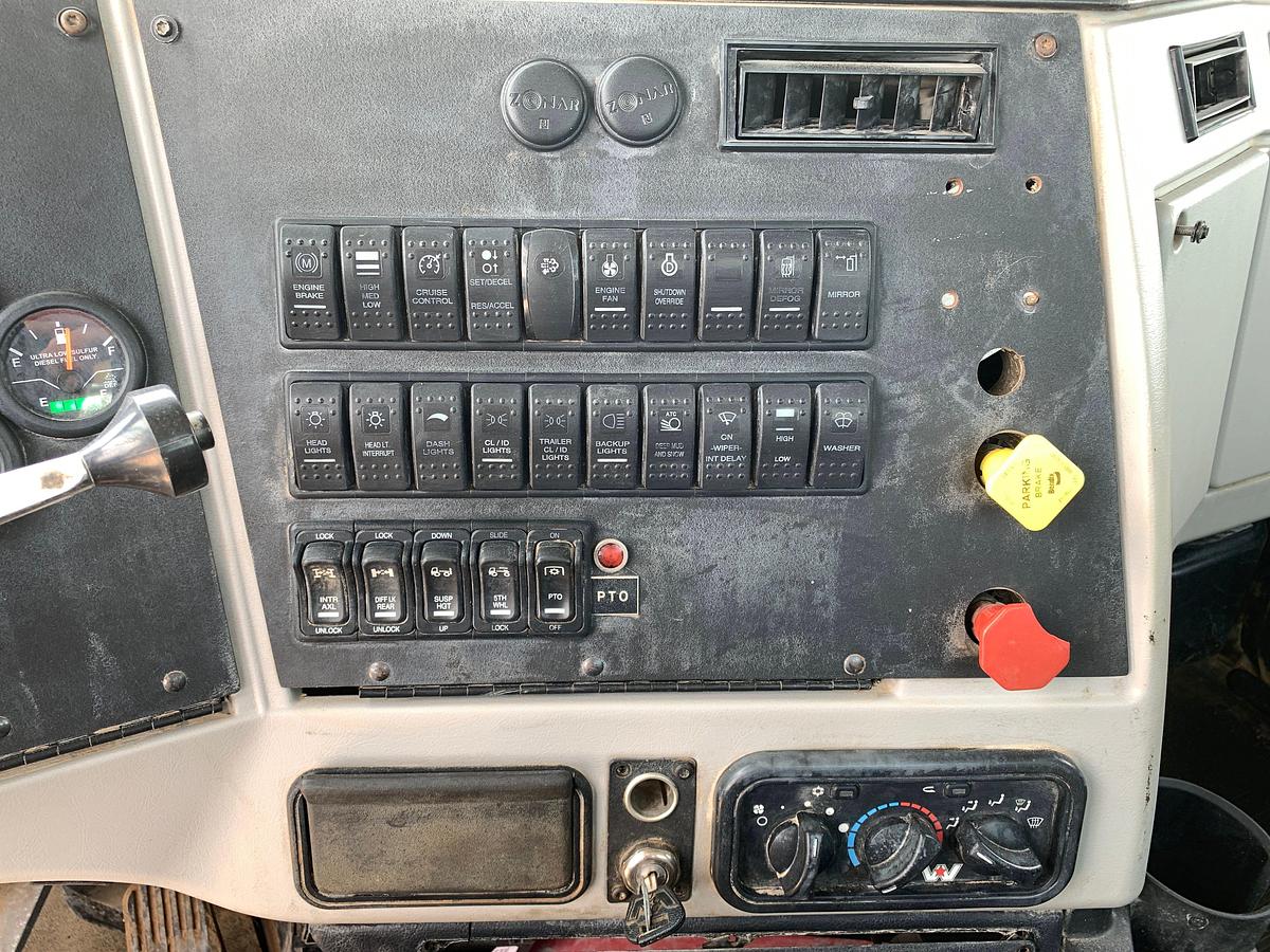 Used 2019 WESTERN STAR 4900 SB T/A DAYCAB HAUL TRUCK