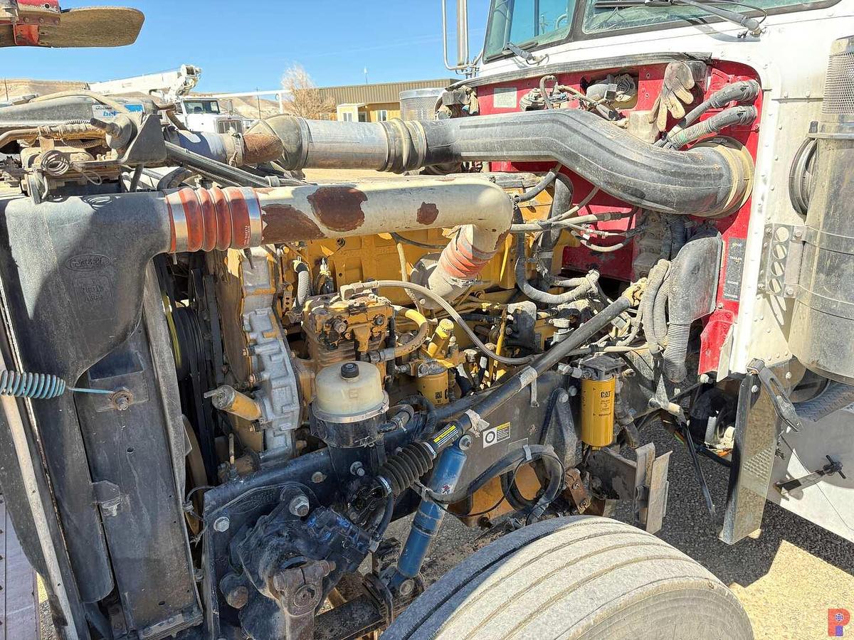 Used 2004 PETERBILT 379 EXT HOOD T/A 63” SLEEPER TRUCK