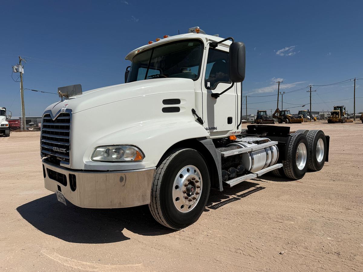 Used 2008 MACK PINNACLE T/A DAYCAB HAUL TRUCK