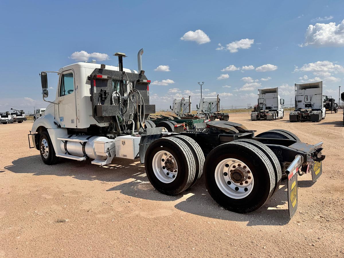 Used 2006 Freightliner Columbia 120 Day Cab Haul Truck
