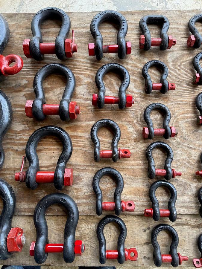Used PALLET OF ( 30) ASSORTED 3 ¼ TON THRU 25-TON CROSBY SHACKLES