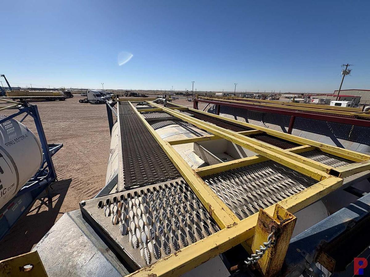 Used 2005 REINKE TRAILERS T/A CHEMICAL TRANSPORT TRAILER