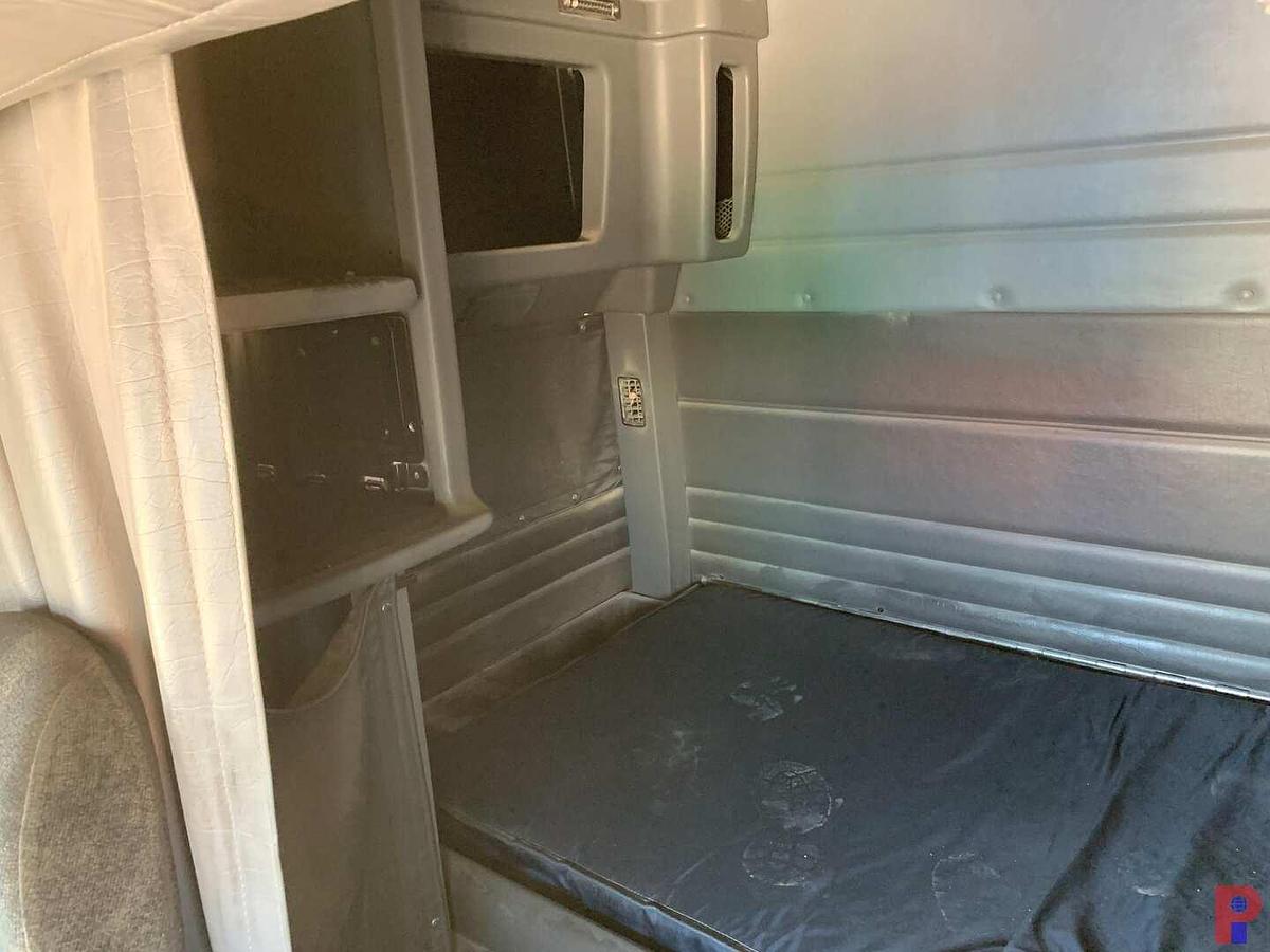 Used 2019 PETERBILT 389  EXT HOOD 68” SLEEPER TRUCK