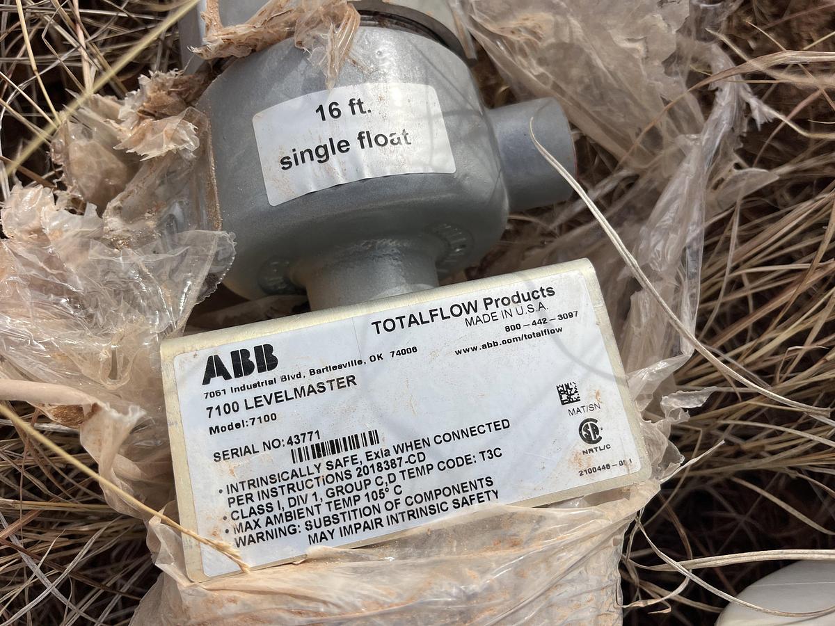 Used (8) UNUSED TOTAL FLOW 7100 LIQUID TANK LEVEL SENSORS