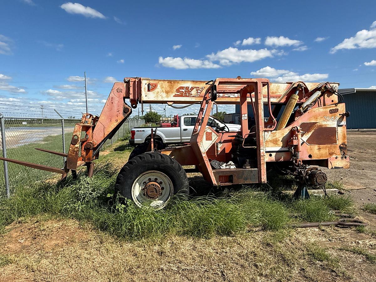 Used SKYTRAK 8042 8K LBS TELESCOPIC FORKLIFT (INOPERABLE)